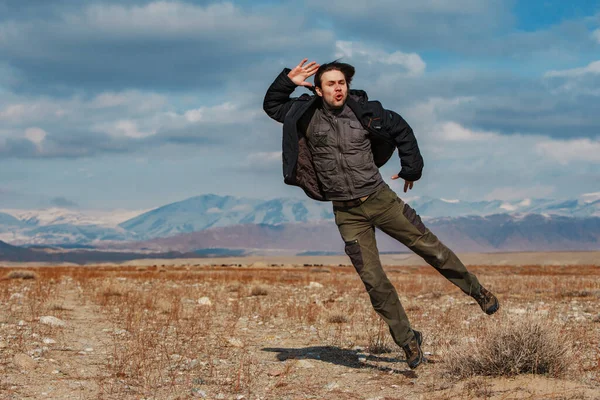 Man Jumping Hegyi Háttér Kirgizisztán — Stock Fotó