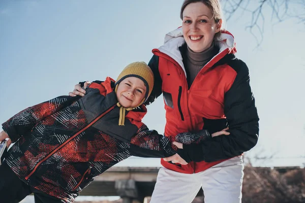 Mutlu Anne Oğul Kışın Temiz Havada Eğleniyorlar — Stok fotoğraf