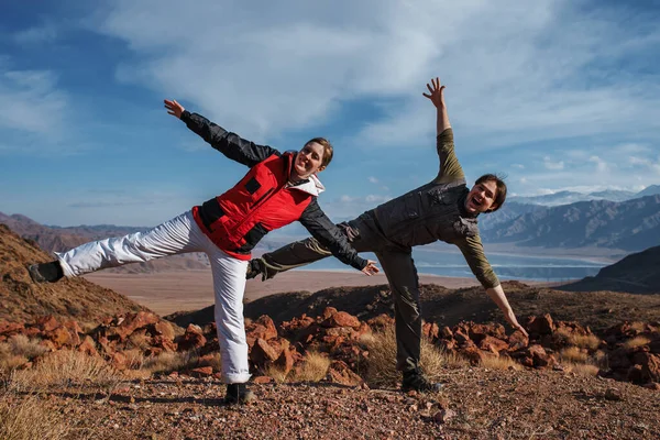 Spaßiges Touristenpaar Posiert Auf Einem Berg — Stockfoto