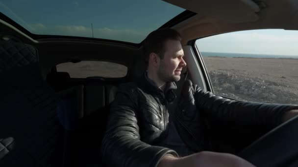 Человек Рулем Автомобиля Ждет Повернуть Солнечный День Вид Изнутри — стоковое видео