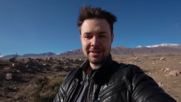 Hombre Caminando Sobre Montañas Rocosas Durante Fuertes Vientos Kirguistán Autorretrato — Vídeos de Stock