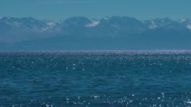 Issyk-Kul Gölü yaz günü manzarası, Kırgızistan