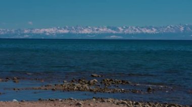 Issyk-Kul Gölü yaz günü manzarası, Kırgızistan