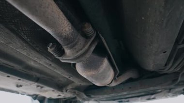 Arabanın alt ayrıntılı görünümü geniş açı