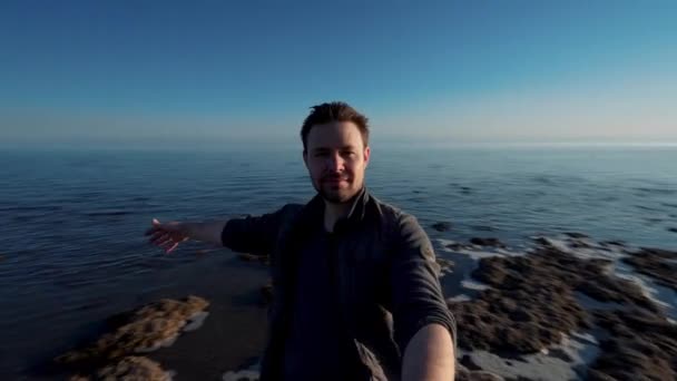 吉尔吉斯斯坦Issyk Kul湖上的人的自画像 慢镜头 — 图库视频影像