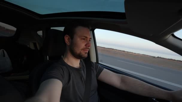 Homem Dirigindo Carro Pôr Sol Luz Vista Interior — Vídeo de Stock