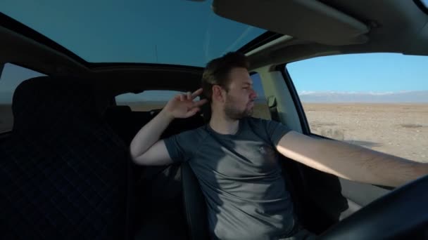 Расслабленный Человек Рулем Автомобиля Солнечный День — стоковое видео