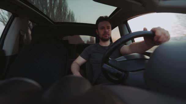 Человек Рулем Автомобиля Видом Сумерки — стоковое видео