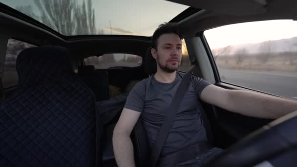 Homem Dirigindo Carro Pôr Sol Vista Interior — Vídeo de Stock