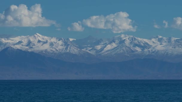 Lago Issyk Kul Com Vista Panorâmica Das Montanhas Quirguistão — Vídeo de Stock