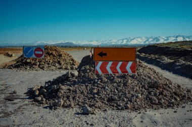 Dağlarda yol onarımı, güzel yüksek irtifa manzarası