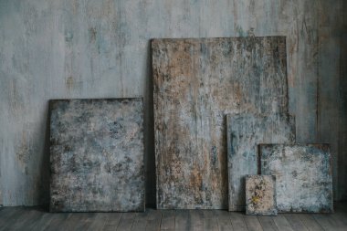 Sanat stüdyosundaki boş tuvaller.