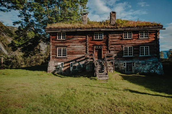 Старый Деревянный Дом Крышей Покрытой Травой Норвегия — стоковое фото