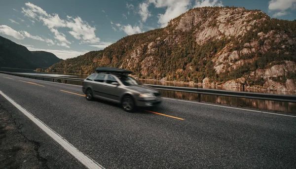 Автомобіль Рейковою Стійкою Подорожі Гірській Дорозі — стокове фото