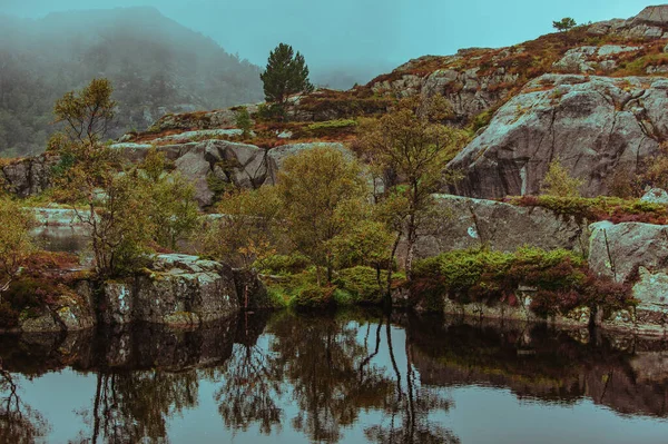 Horská Krajina Jezerem Norsku — Stock fotografie