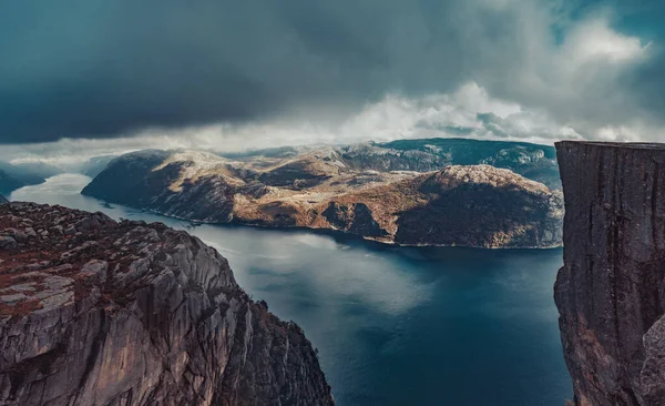Lysefjord Klif Preikestolen Pochmurną Pogodę Norwegia — Zdjęcie stockowe