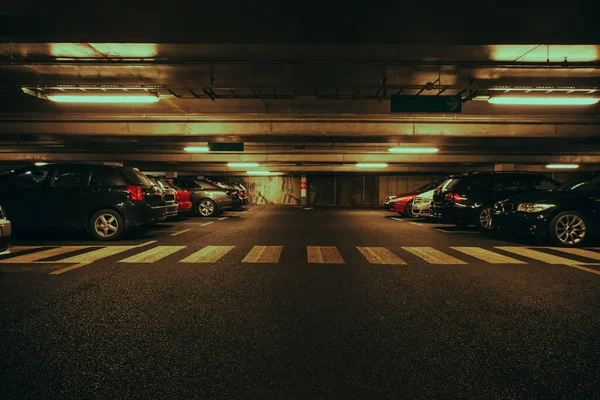 Estacionamento Subterrâneo Moderno Com Carros — Fotografia de Stock