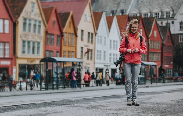 Γυναίκα Τουρίστρια Κάμερα Στο Bryggen Hanseatic Wharf Bergen Νορβηγία — Φωτογραφία Αρχείου