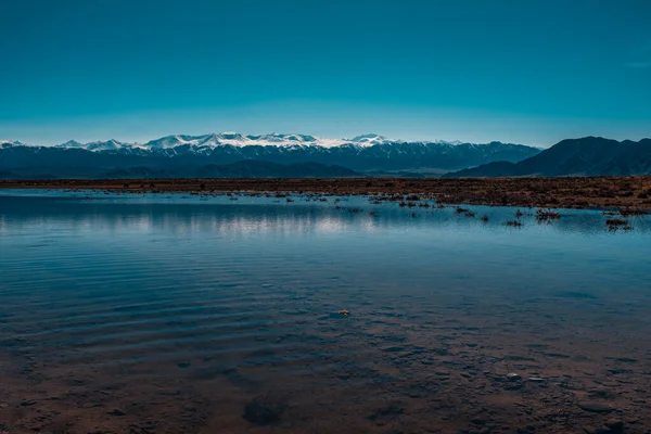 小さな湖 キルギスタンと高い山の風景 — ストック写真