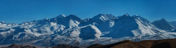 Vista Panorámica Los Picos Montaña Cubiertos Nieve Kirguistán — Foto de Stock