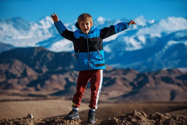 Sonbaharda Dağlarda Mutlu Bir Çocuk — Stok fotoğraf