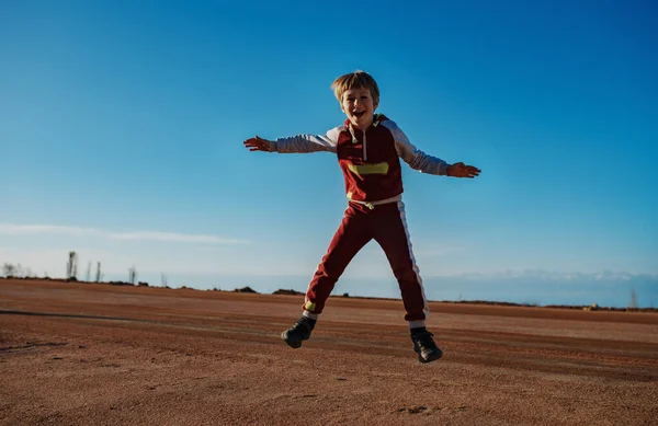Ευτυχισμένο Αγόρι Πηδάει Στο Φόντο Του Μπλε Ουρανού — Φωτογραφία Αρχείου