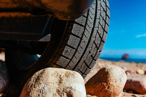 Araba Tekerleği Taşların Üzerinde Duruyor Yakın Çekim Görüntüsü — Stok fotoğraf