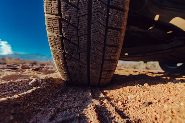 砂の上の車のホイールアップビュー — ストック写真
