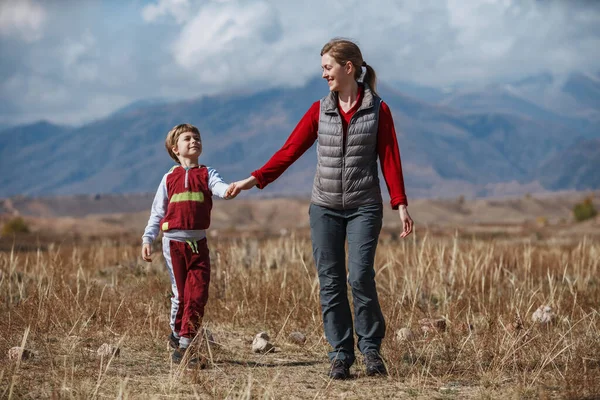 Anne Oğlu Sonbaharda Dağlarda Yürüyor — Stok fotoğraf