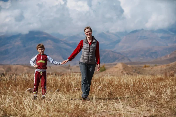 Mutter Und Sohn Wandern Herbst Auf Den Bergen — Stockfoto