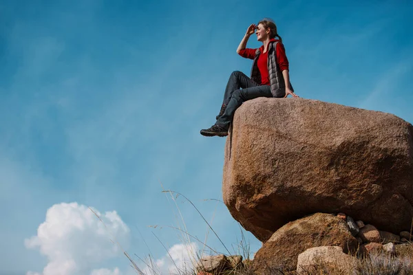 Молода Жінка Турист Сидить Великому Валуні Дивиться Вбік — стокове фото