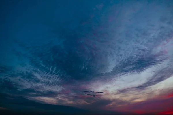 Kolorowe Niebo Zmierzchu Szeroki Kąt Widzenia — Zdjęcie stockowe