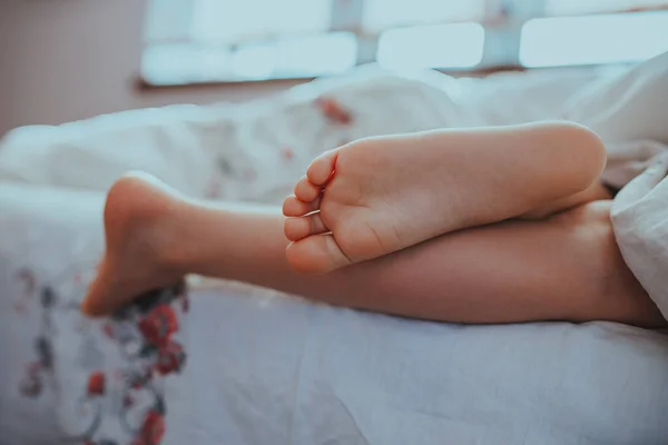 ベッドの上で寝ている赤ん坊の足 — ストック写真