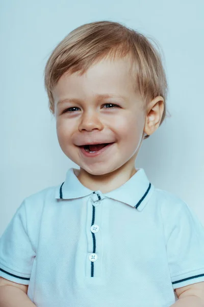 Portret Śmiejącego Się Dwuletniego Dziecka — Zdjęcie stockowe