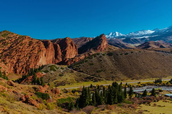 吉尔吉斯斯坦Jety Oguz峡谷的山谷 七只公牛的岩石 — 图库照片
