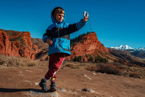 Niño Tomando Una Selfie Frente Las Montañas — Foto de Stock