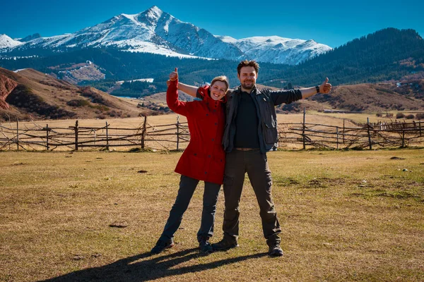 Turistický Pár Pózování Palci Nahoru Vysokých Horách Pozadí — Stock fotografie
