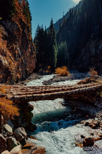 Jesienny Krajobraz Górski Drewnianym Mostem Nad Rzeką — Zdjęcie stockowe