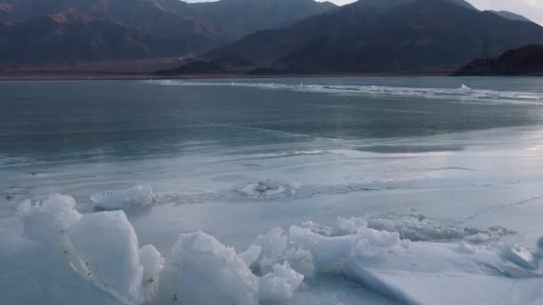 吉尔吉斯斯坦一个冰封的湖面上的碎冰 — 图库视频影像