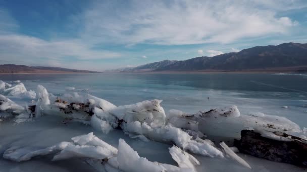 吉尔吉斯斯坦一个冰封的湖面上的碎冰 — 图库视频影像