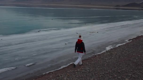 Turista Mujer Caminando Orilla Congelada Del Lago Kirguistán Invierno Cámara — Vídeo de stock