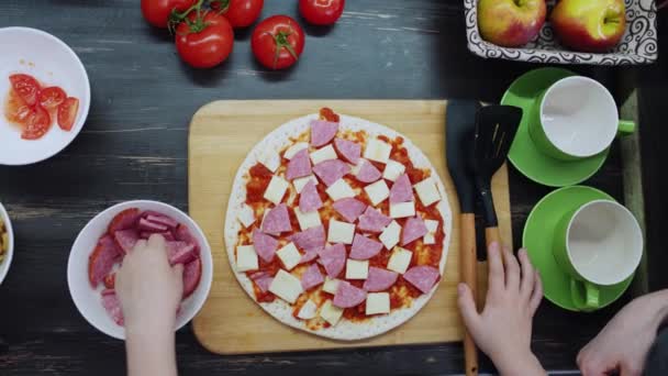 Çocuk Evde Peynirli Sosisli Pizza Yapıyor — Stok video