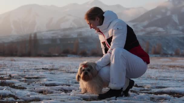 Joven Turista Sentada Con Perro Invierno Montañas Fondo — Vídeo de stock