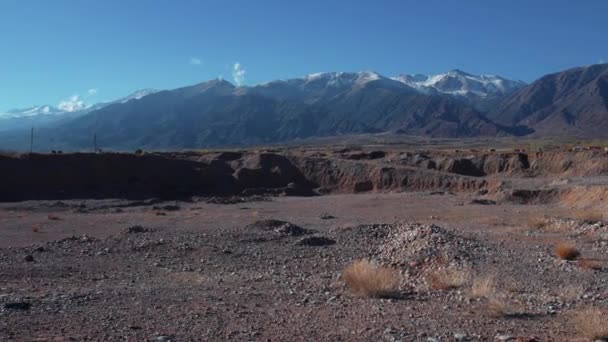 Dağlardaki Çakıl Ocağı Arka Plan Panoraması Kırgızistan — Stok video