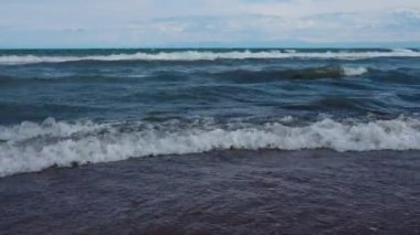 Issyk-Kul Gölü güçlü rüzgarda, Kırgızistan