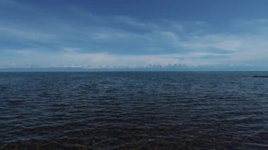 Issyk-Kul Gölü panoramik görünümü, Kırgızistan, yavaş çekim