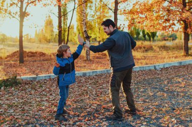 Mutlu baba ve oğul başarılarıyla sevinir.