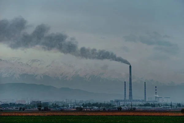 Вугільна Електростанція Димом Бішкеку Киргизстані — стокове фото