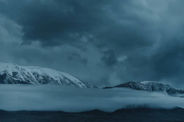 Ορεινό Τοπίο Στο Σκοτεινό Λυκόφως — Φωτογραφία Αρχείου