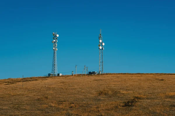 山上有许多不同天线的电信塔 — 图库照片